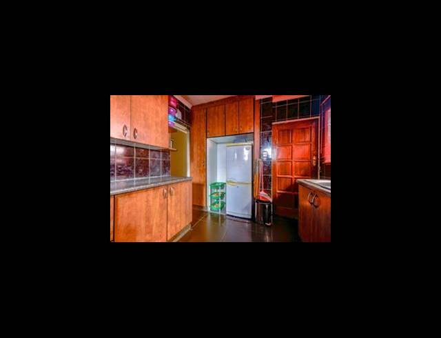 10 BEDROOM HOUSE FOR SALE IN KEMPTON PARK WEST